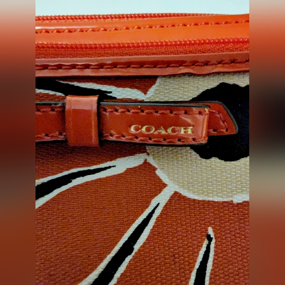 Coach Poppy Red patent leather and floral canvas with red bow 2 pocket wrislet - Picture 6 of 9